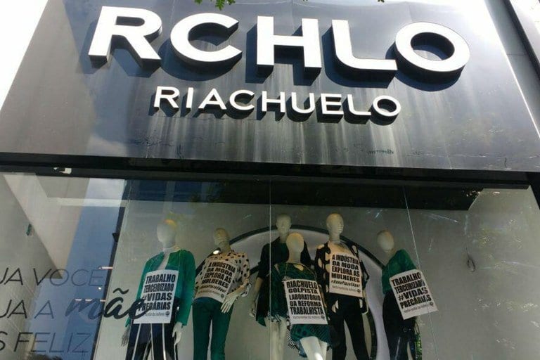 Marcha das Mulheres escracha Riachuelo em protesto à precarização do trabalho