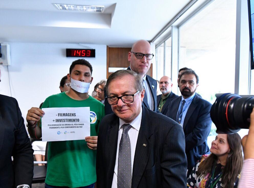UBES pede para estudantes gravarem problemas das escolas