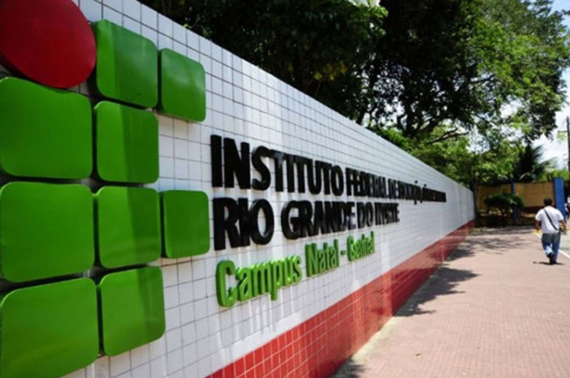 IFRN suspende fornecimento de água mineral após corte orçamentário