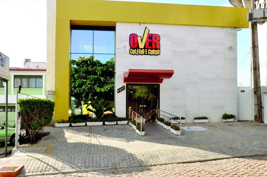 Over Colégio e Curso expulsa aluno vítima de boato e será processado