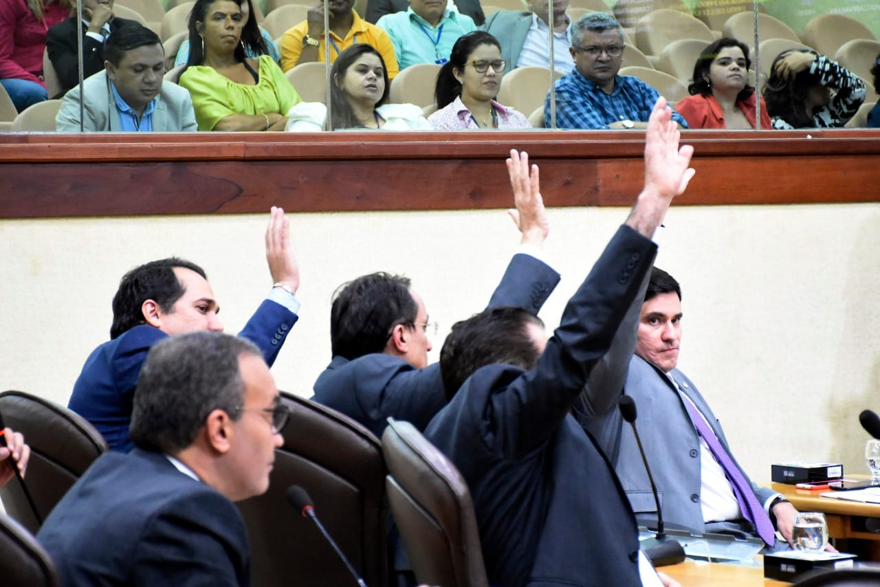 Com voto de Ezequiel, deputados negam devolução das sobras orçamentárias e levam crise para dentro da ALRN