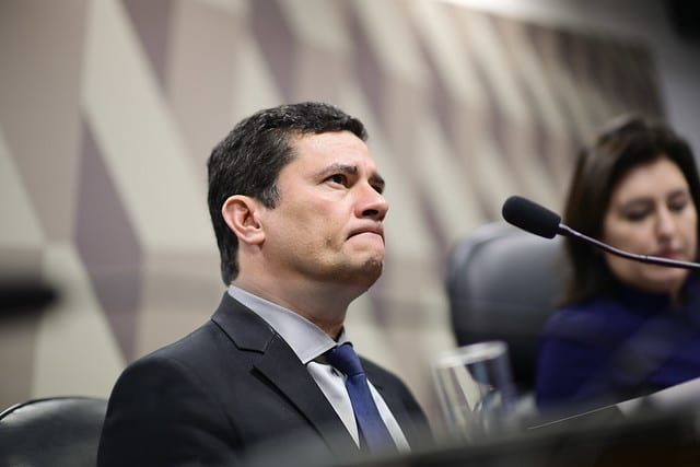 Moro se nega a assinar documento para entregar celulares funcionais alvo de “hackers”