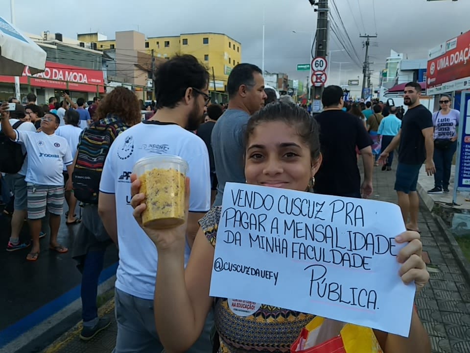 Protesto contra os cortes na Educação em Natal teve de cuscuz a Cazuza