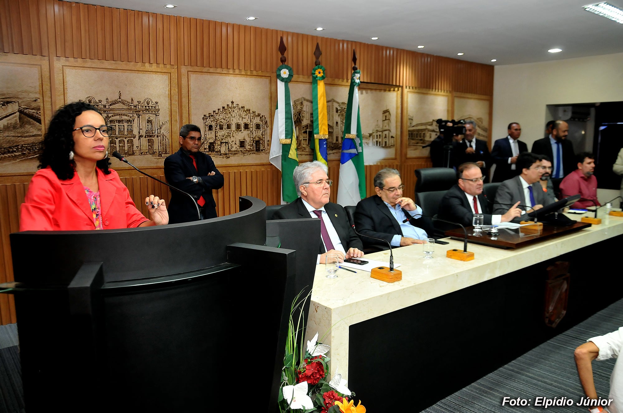 Divaneide critica postura do prefeito e questiona: 'quem vai ter direito a ver o mar?'