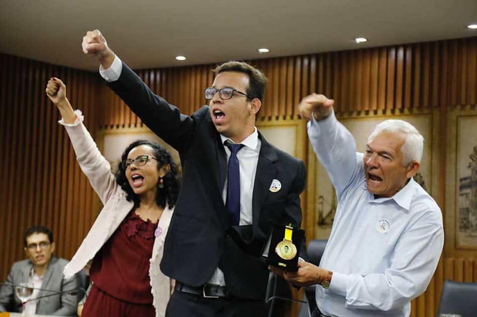 Entrega da comenda Emmanuel Bezerra vira ato em defesa da democracia