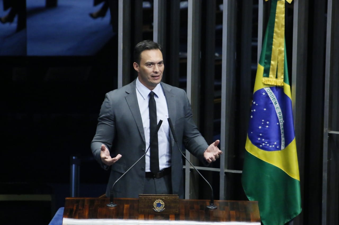Senador liga para serviço de prevenção ao suicídio e leva 27 minutos para ser atendido   