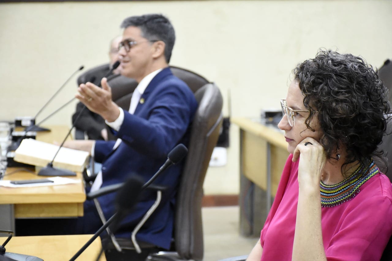 Deputada agredida cobra punição contra coronel Azevedo e recebe solidariedade de colegas