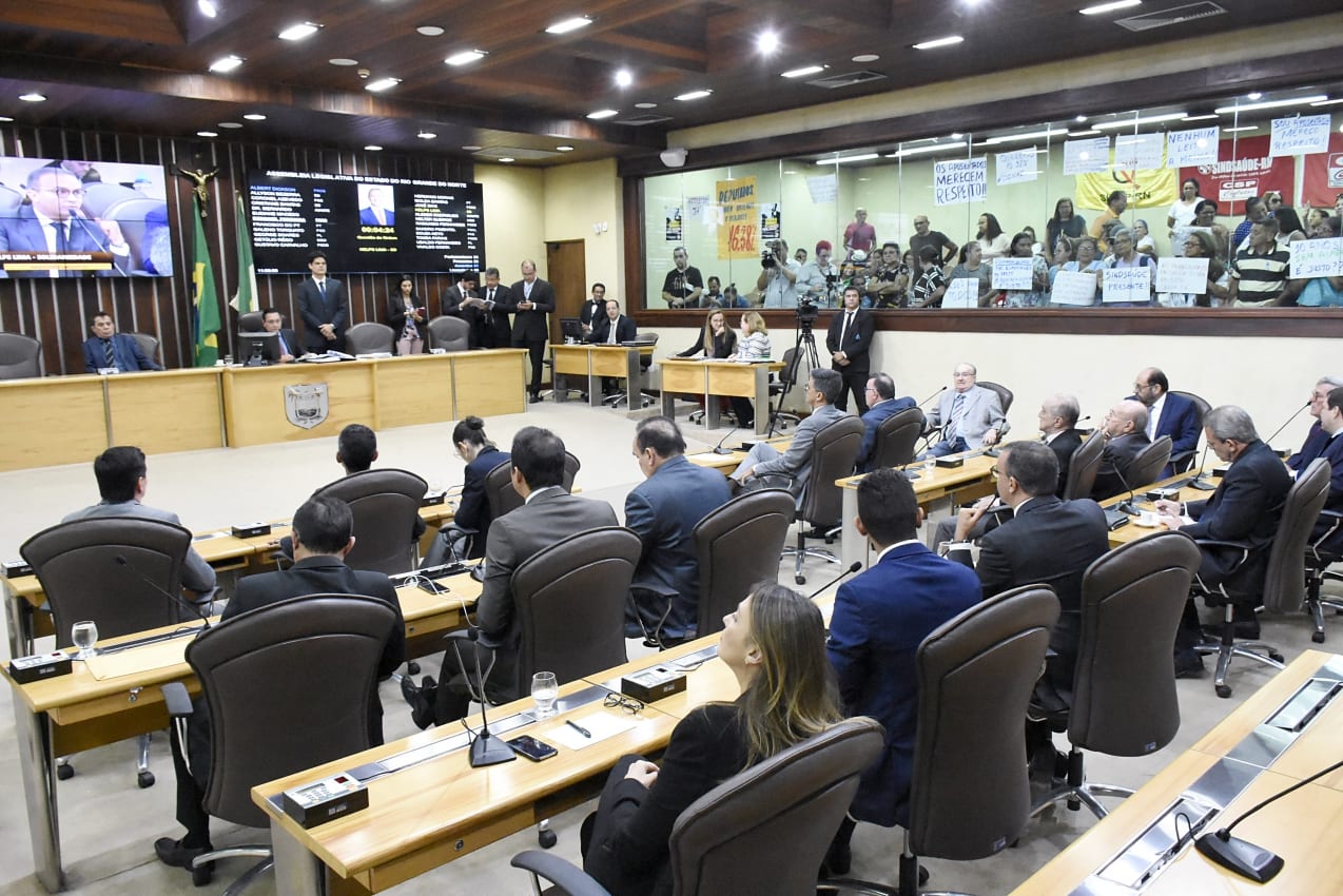 Deputados rejeitam emenda inconstitucional que iludia servidores com reajuste   