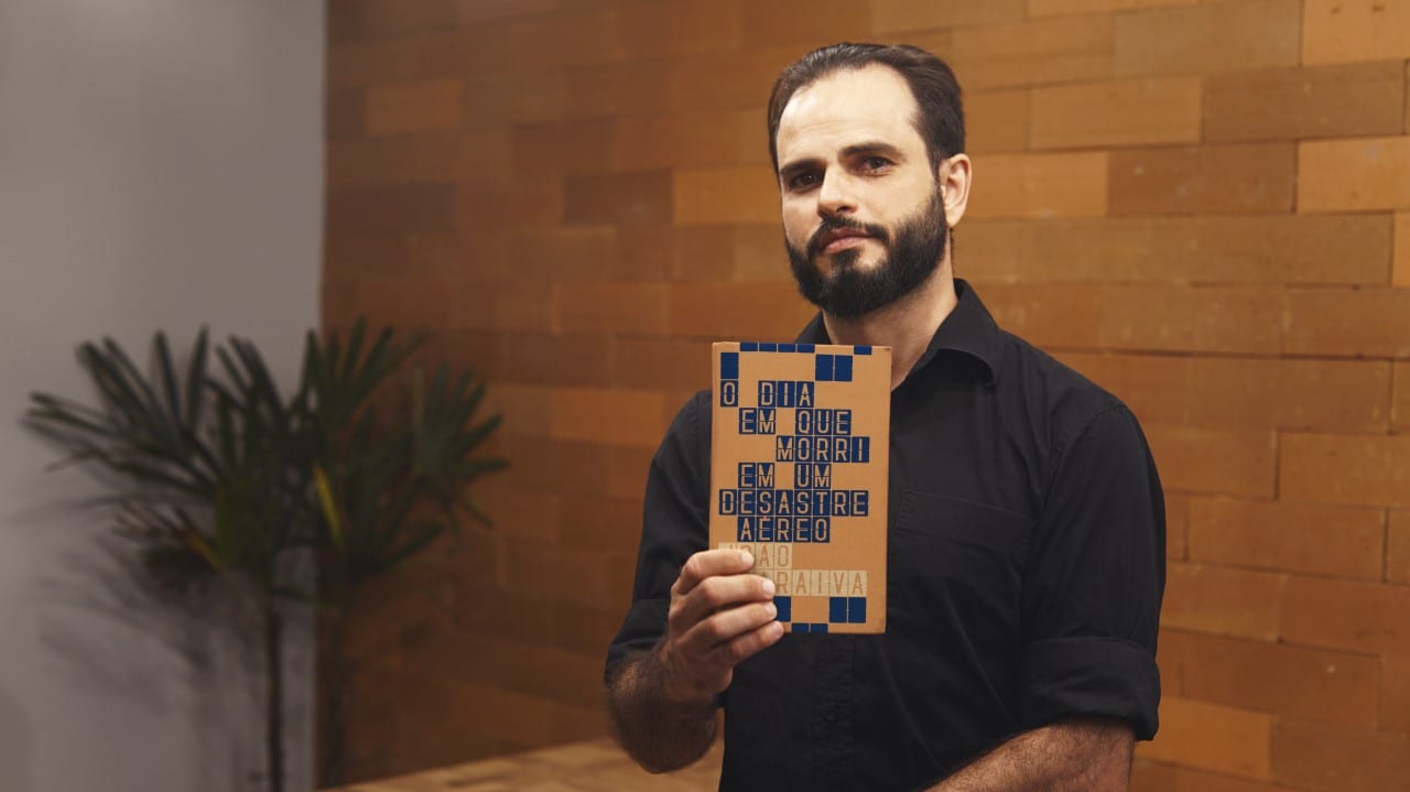 Literatura concisa, inspiração musical e dilemas da vida preenchem romance de João Saraiva