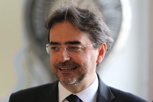 Atrasados para o Passado