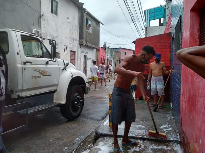 Após primeiro óbito na comunidade, Brasília Teimosa faz mutirão de limpeza pública para conter Covid-19