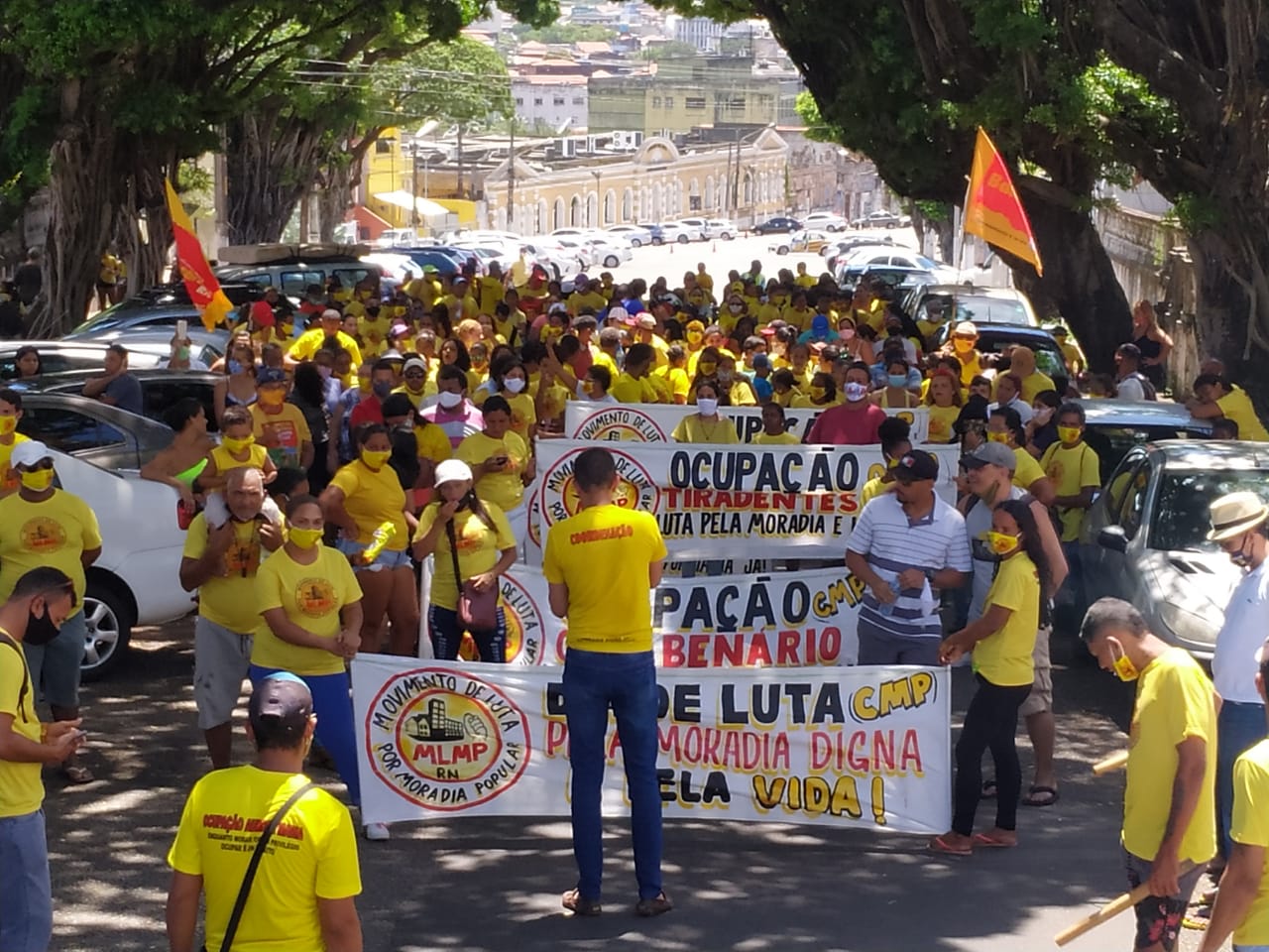 Manifestação por moradia digna reúne centenas de sem teto e pessoas em situação de rua em Natal