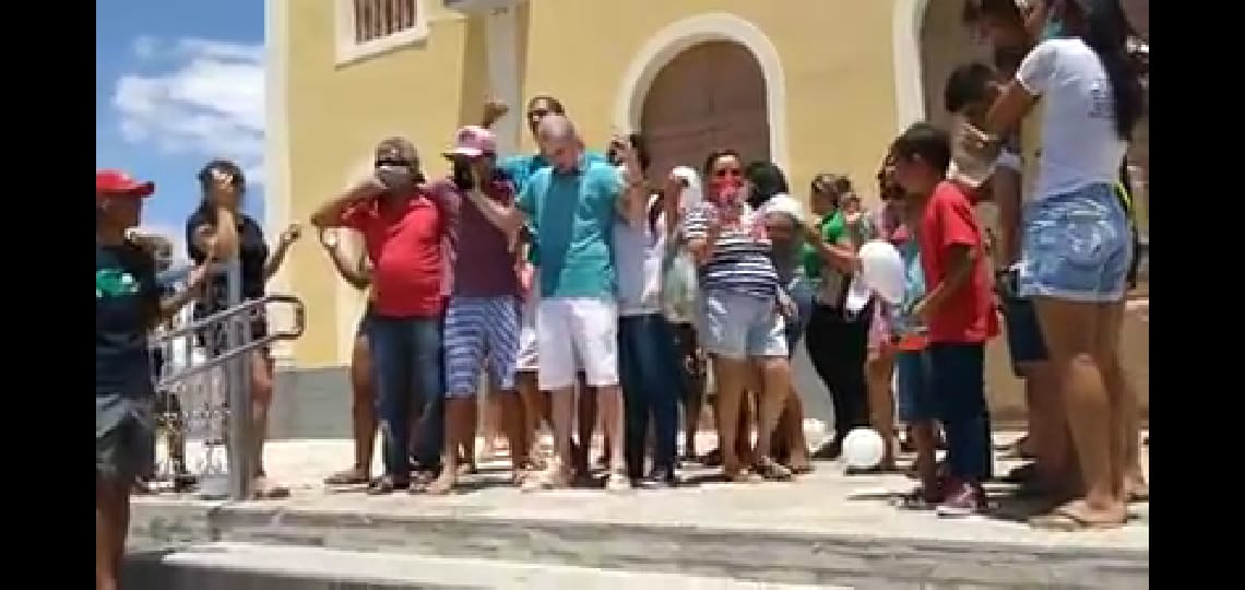 Suspeitos de estupro coletivo são recebidos com oração em igreja matriz de Acari