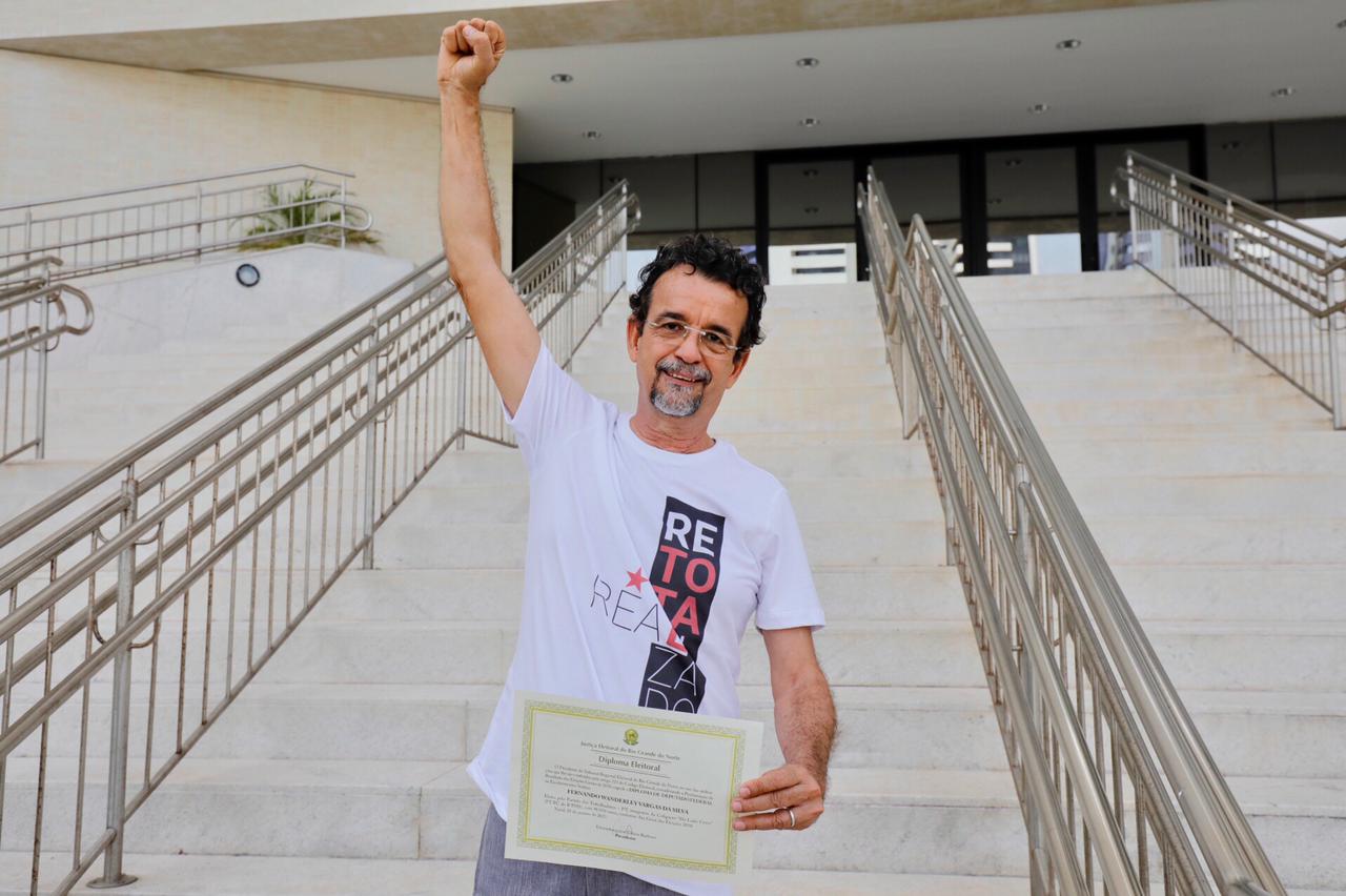 “O jogo é bruto, mas continuo de pé e na luta”, afirma Mineiro após liminar do TSE que mantém Beto Rosado na Câmara