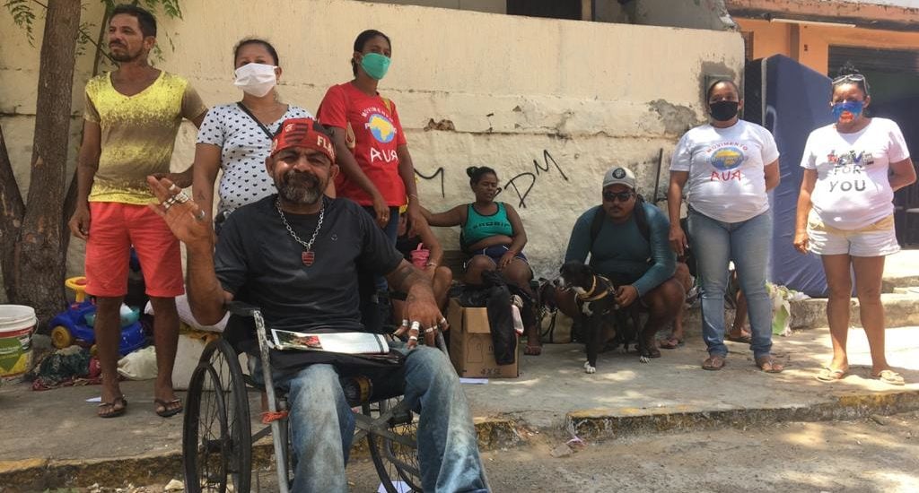 Cadeirante é arrancado de barraco pela camisa por agentes da prefeitura de Natal em despejo no viaduto do Baldo