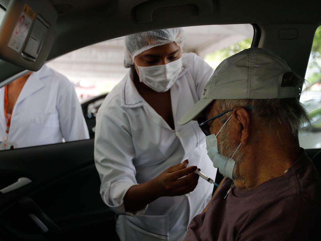 Natal fica dez anos atrás de João Pessoa na imunização de idosos