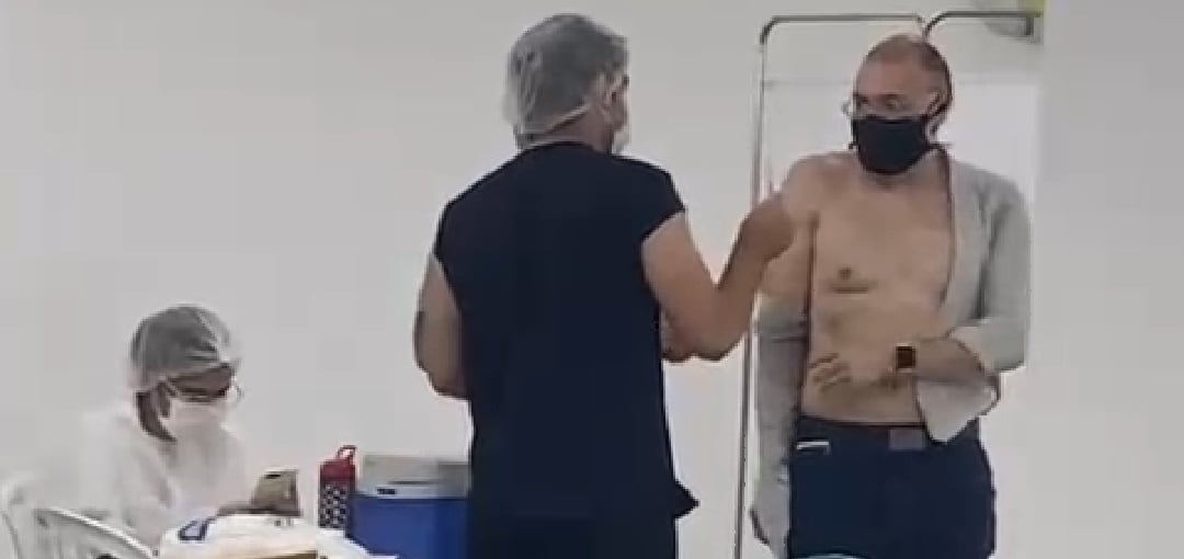 Médico que troca inscrição no youtube por receita de tratamento precoce se vacina contra covid-19 em Natal