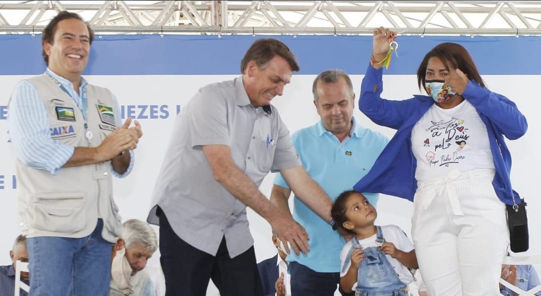 Forro de casa desaba dois dias depois de entrega feita por Bolsonaro e Rogério Marinho