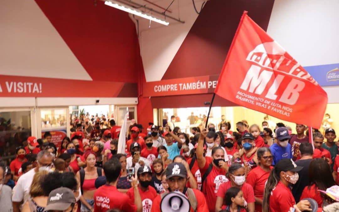 Famílias denunciam fome e ocupam supermercado em shopping de Natal (RN)