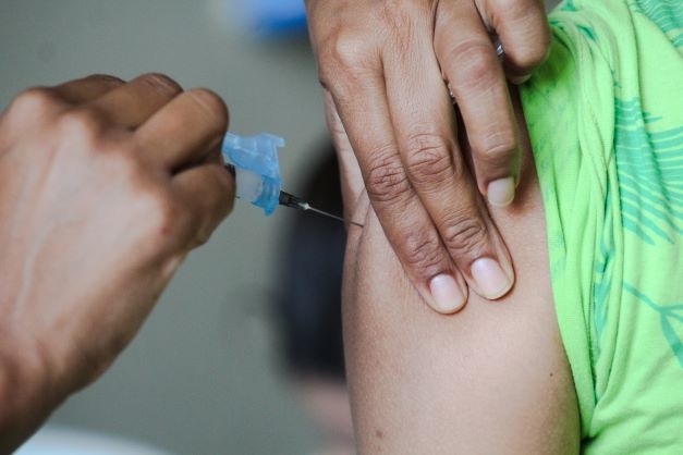 Natal começa a aplicar dose de reforço contra Covdi-19 em público de 12 a 17 anos