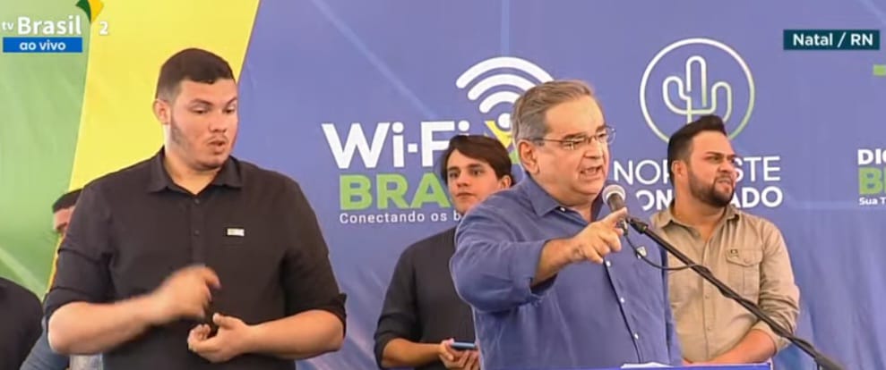 Prefeito de Natal é vaiado em evento com Bolsonaro