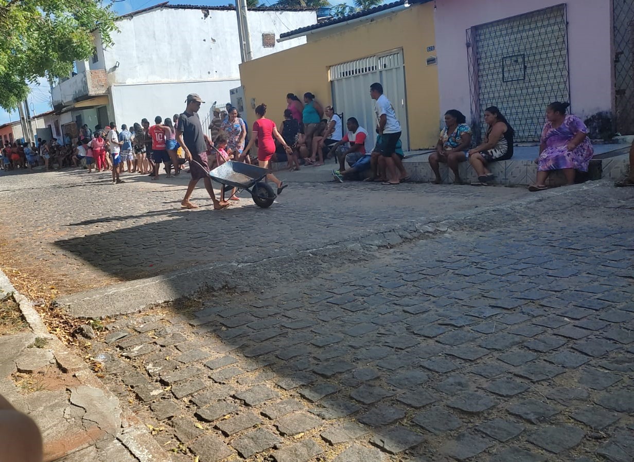 Prefeitura de Natal reserva fichas e doa cestas básicas para eleitores do filho de Álvaro Dias, denunciam moradores