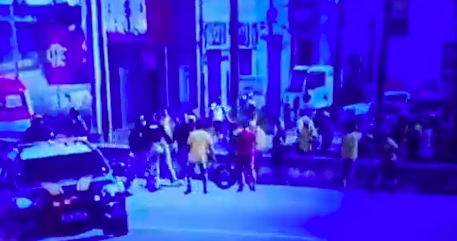 Pequenos grupos de golpistas bolsonaristas interditam BR 101 e gritam 