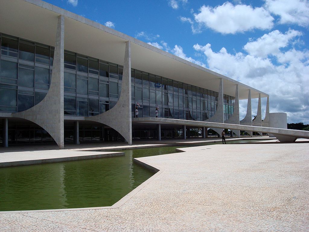 Servidores federais da educação avaliam greve