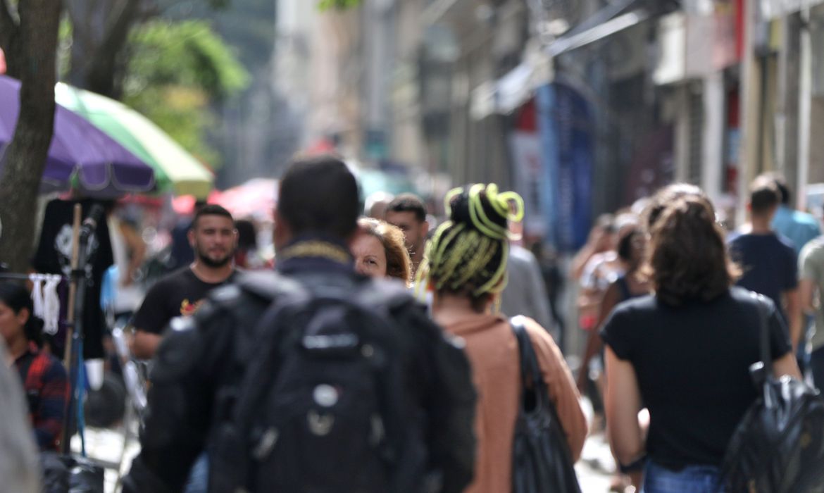 Trabalhadores do RN têm a maior renda do Nordeste, mas negros recebem até R$ 1,3 mil a menos