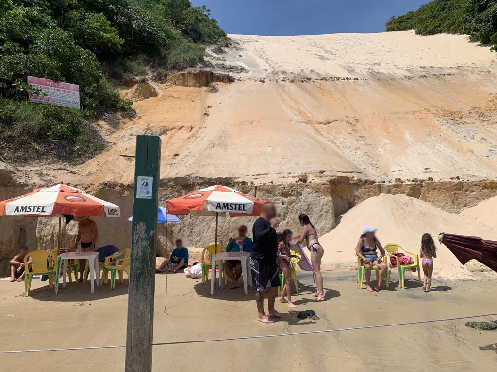 Flagrante: Morro do Careca tem barracas em área de acesso proibido e banhistas perto de falésias