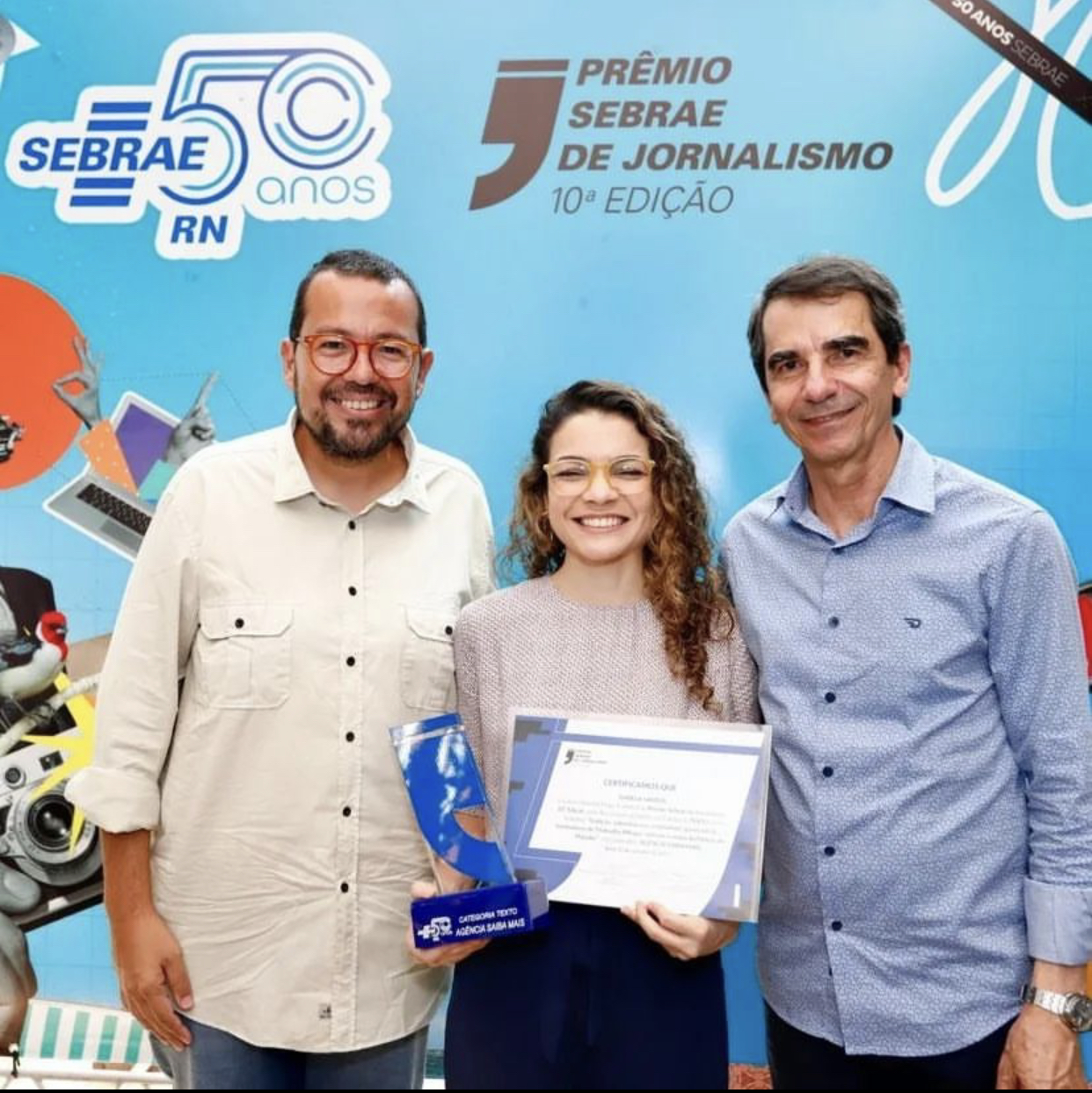SAIBA MAIS recebe Prêmio Sebrae de jornalismo com reportagem sobre as bordadeiras da roupa de Janja