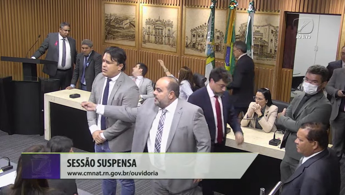 Câmara de vereadores tem confusão e votação relâmpago a 140 vetos do prefeito de Natal