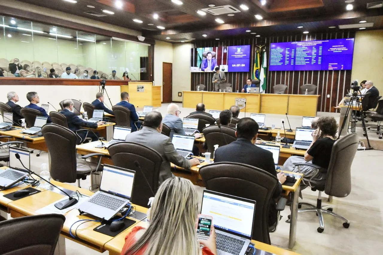 A falta do que fazer: deputados proíbem 