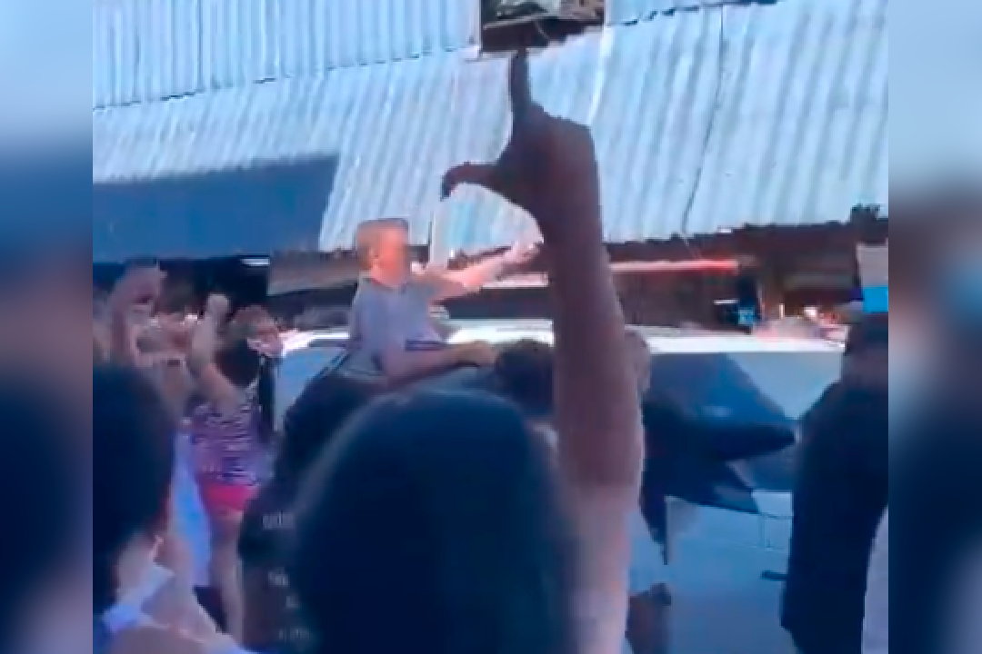 População grita por Lula em visita de Bolsonaro a camelódromo de Natal