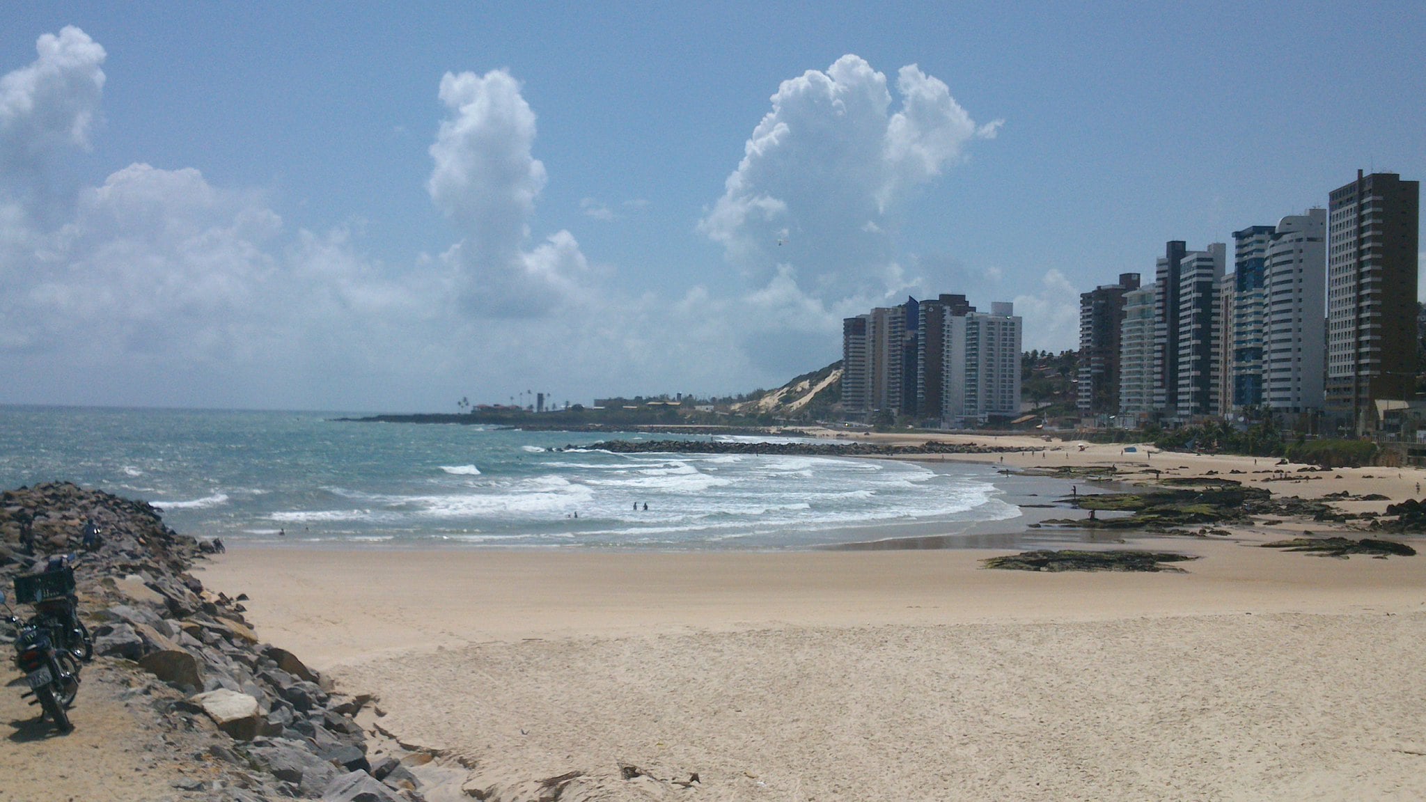 Praia de Areia Preta tem 92 vezes mais coliformes fecais que o aceitável