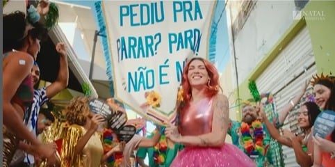 Bloco de mulheres une diversão e luta contra violência em Natal