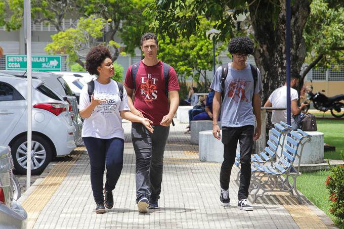 Bolsistas da UFRN estudam paralisação em meio a greve dos servidores