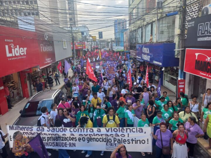Mulheres ocupam ruas do centro de Natal em marcha pelo 8 de Março