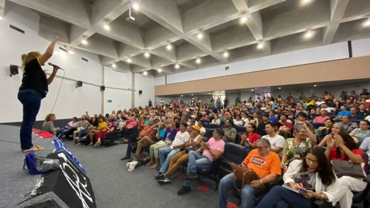 Servidores técnico-administrativos da UFRN aprovam greve
