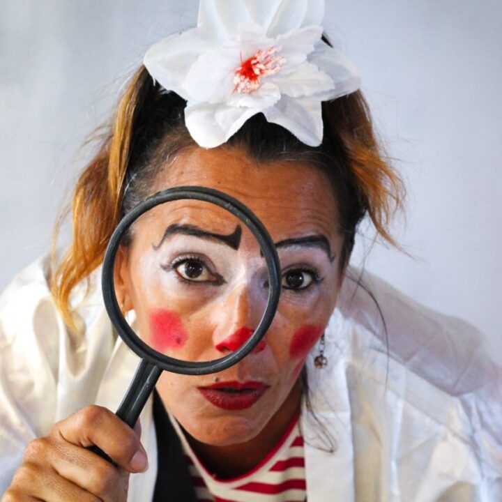 Mulheres se unem em coletivo para manter a arte de ser palhaça