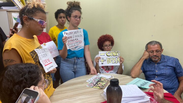 Greve UFRN: após ameaças, estudantes bolsistas realizaram ato na Reitoria