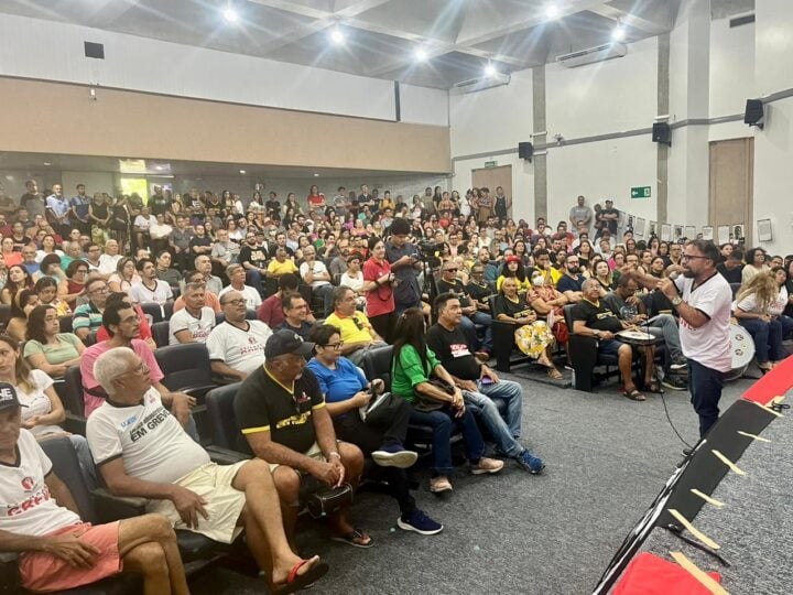 Em greve, servidores técnico-administrativos da UFRN debatem movimento