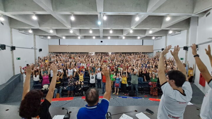 Servidores técnico-administrativos da UFRN mantêm greve