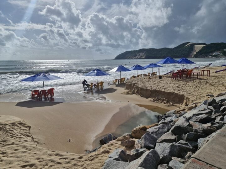Mesmo sem licença, draga para engorda da Praia de Ponta Negra chega a Natal