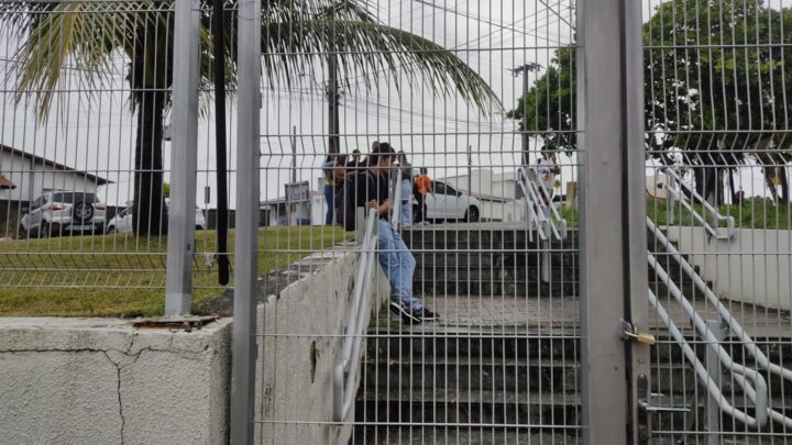 Estudantes e servidores fazem “trancaço” no IMD da UFRN