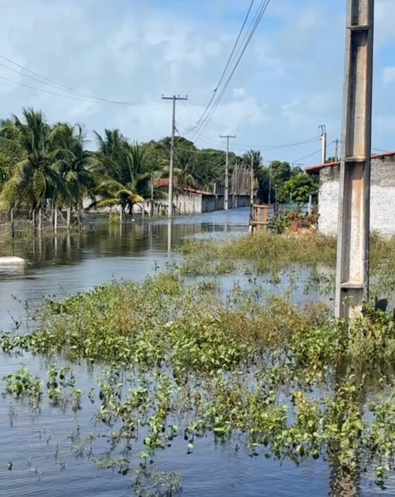 Ilhados, moradores da ZN de Natal abrem vala em via para escoar água