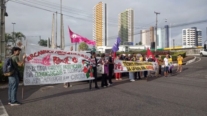 Alunos e técnicos da UFRN protestam na BR-101 em defesa da educação