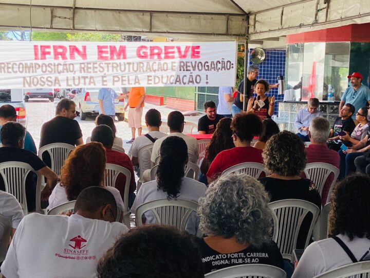 Servidores da educação em greve terão novas negociações com governo