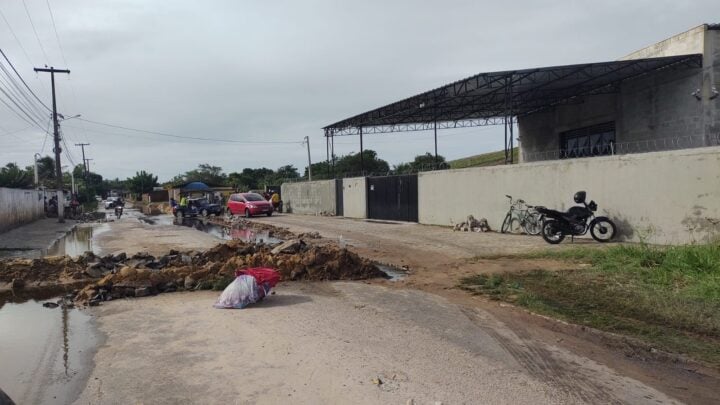 Com vala na estrada coberta, moradores da Zona Norte continuam ilhados