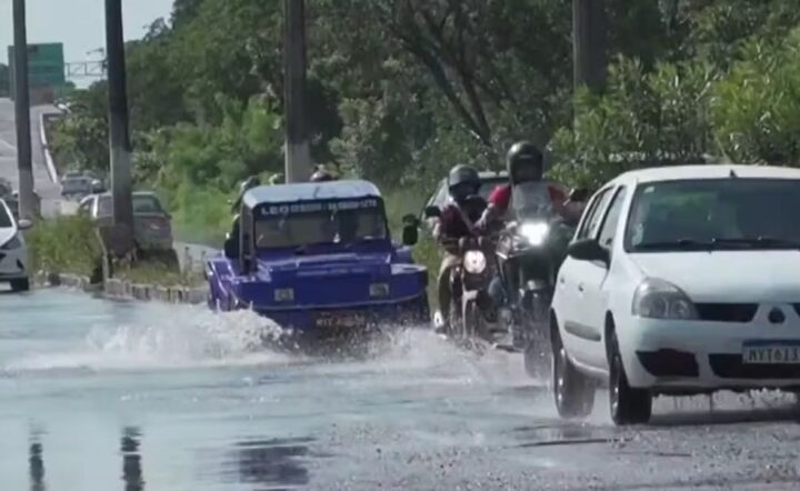 Cheia de rio alaga trecho na Estrada da Redinha e atrapalha tráfego em Natal